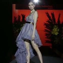 Traje corto azul de Hannibal Laguna de la coleción Orient Bloom en la Madrid Fashion Week