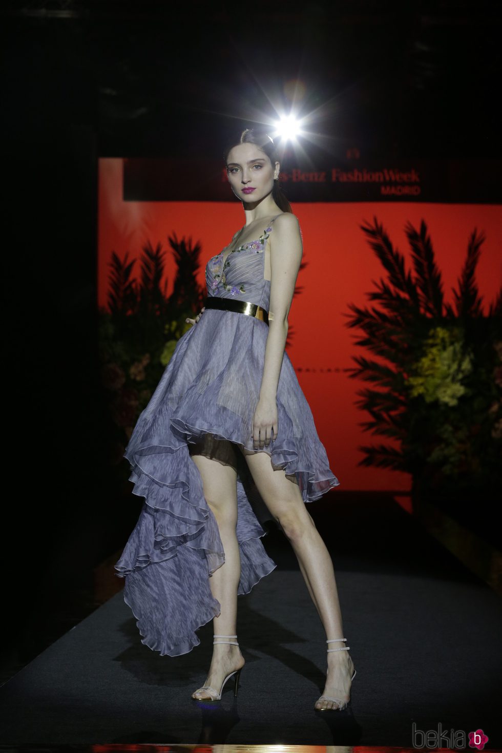 Traje corto azul de Hannibal Laguna de la coleción Orient Bloom en la Madrid Fashion Week
