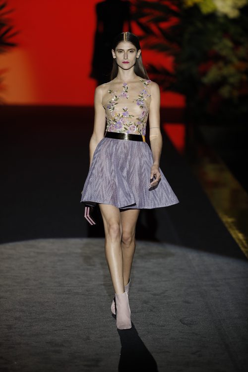 Vestido corto con transparencias de Hannibal Laguna de la coleción Orient Bloom en la Madrid Fashion Week