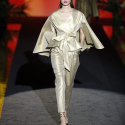 Traje con estampado japonés de Hannibal Laguna de la coleción Orient Bloom en la Madrid Fashion Week