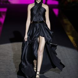 Vestido negro con apertura en las piernas de Hannibal Laguna de la coleción Orient Bloom en la Madrid Fashion Week
