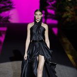 Vestido negro con apertura en las piernas de Hannibal Laguna de la coleción Orient Bloom en la Madrid Fashion Week