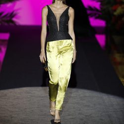 Corpiño y pantalón amarillo de Hannibal Laguna de la coleción Orient Bloom en la Madrid Fashion Week