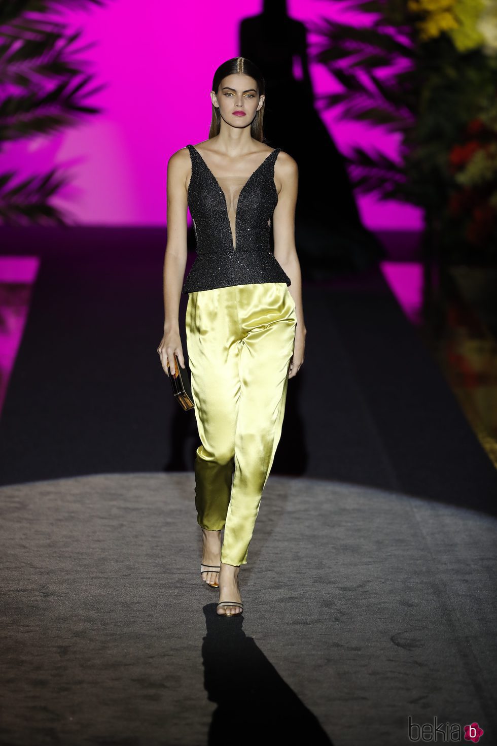 Corpiño y pantalón amarillo de Hannibal Laguna de la coleción Orient Bloom en la Madrid Fashion Week