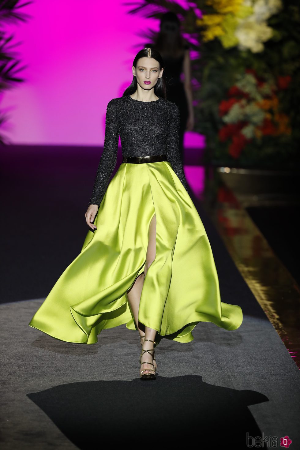 Corpiño de manga larga y falda verde de Hannibal Laguna de la coleción Orient Bloom en la Madrid Fashion Week