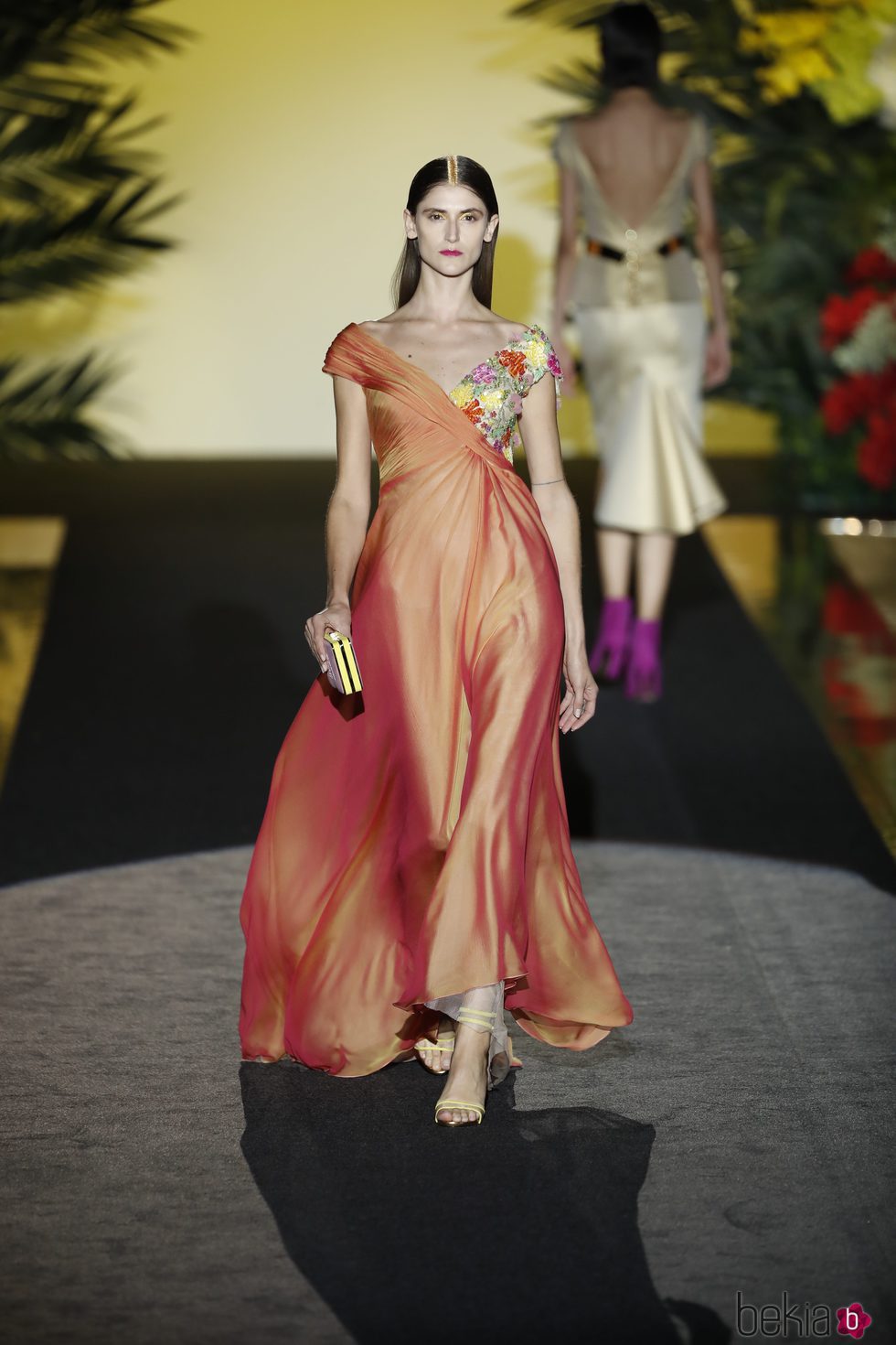 Traje naranja de Hannibal Laguna de la coleción Orient Bloom en la Madrid Fashion Week