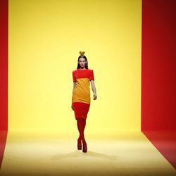Vestido con la bandera de España de Ágatha Ruíz de la Prada otoño/invierno 2018/2019 en la Madrid Fashion Week