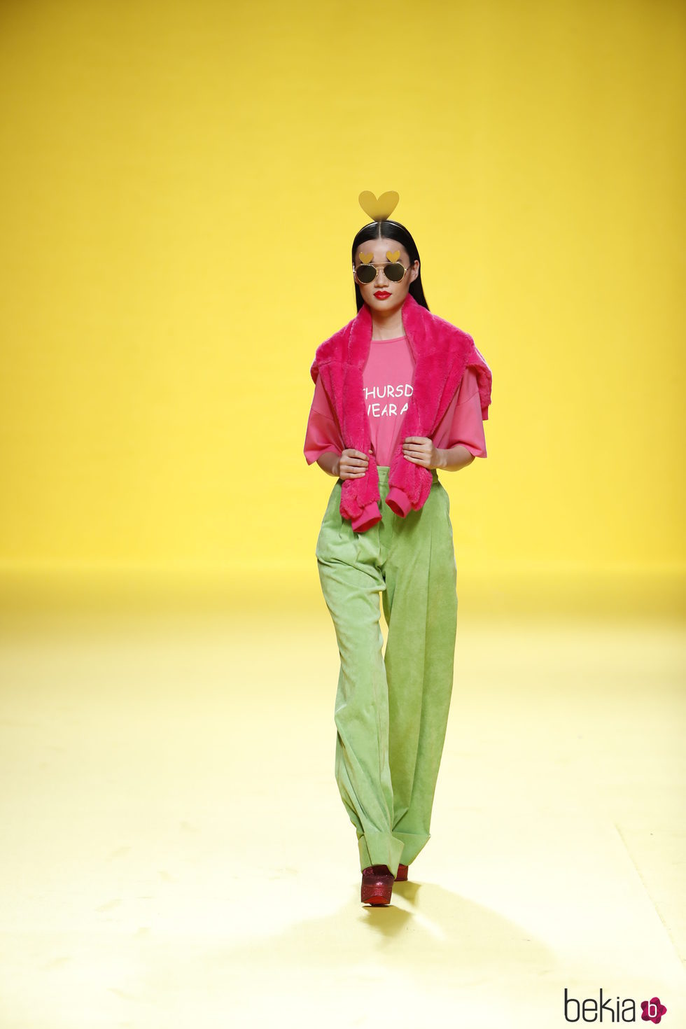 Pantalones de pinzas verdes de Ágatha Ruíz de la Prada otoño/invierno 2018/2019 en la Madrid Fashion Week