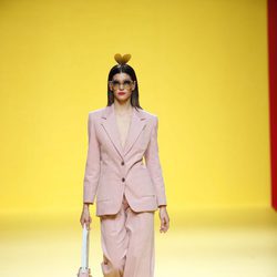 Traje de chaqueta rosa de Ágatha Ruíz de la Prada otoño/invierno 2018/2019 en la Madrid Fashion Week