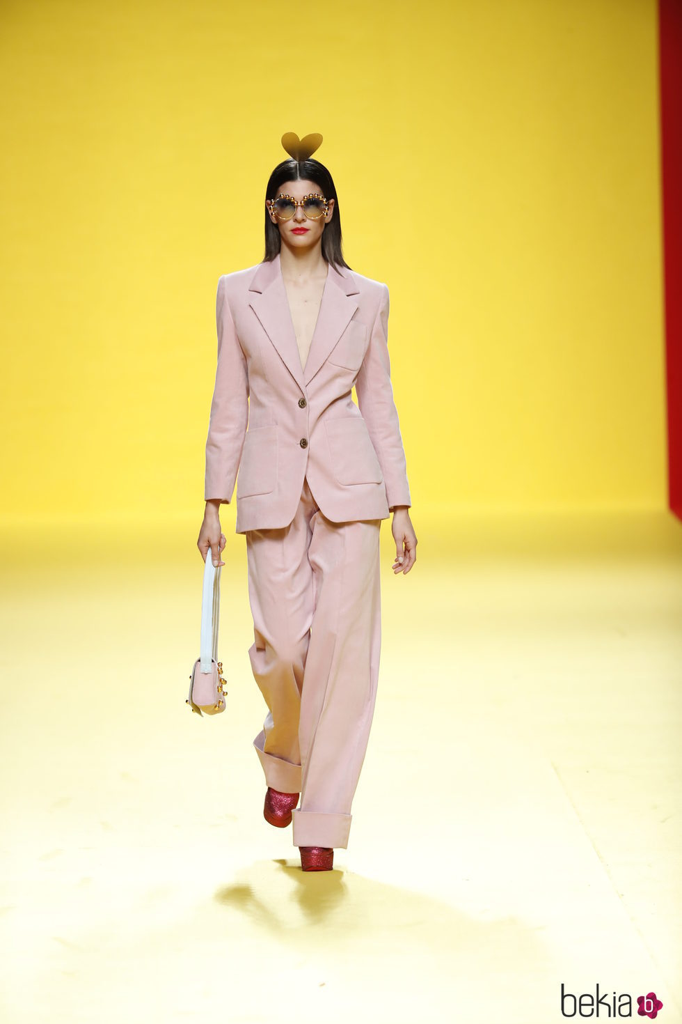 Traje de chaqueta rosa de Ágatha Ruíz de la Prada otoño/invierno 2018/2019 en la Madrid Fashion Week