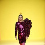 Vestido con pieza 3D de Ágatha Ruíz de la Prada otoño/invierno 2018/2019 en la Madrid Fashion Week