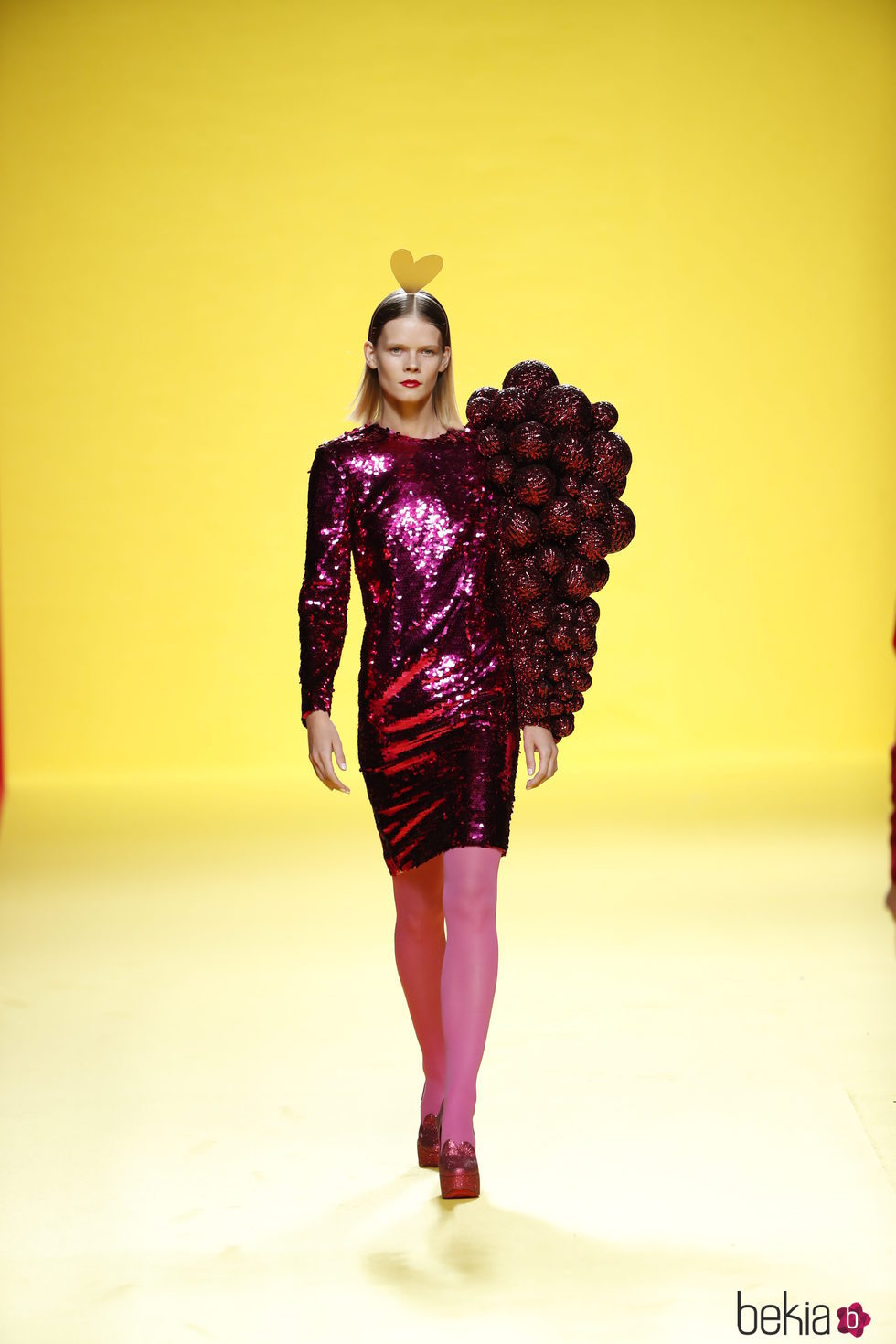 Vestido con pieza 3D de Ágatha Ruíz de la Prada otoño/invierno 2018/2019 en la Madrid Fashion Week