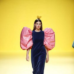 Vestido azul marino de Ágatha Ruíz de la Prada otoño/invierno 2018/2019 en la Madrid Fashion Week