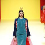 Vestido y abrigo de Ágatha Ruíz de la Prada otoño/invierno 2018/2019 en la Madrid Fashion Week