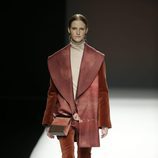 Abrigo anaranjado de Ángel Schlesser otoño/invierno 2018/2019 en la Madrid Fashion Week