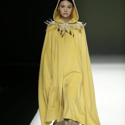 Capa de color amarillo de Ángel Schlesser otoño/invierno 2018/2019 en la Madrid Fashion Week