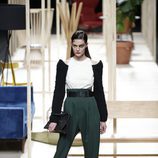 Pantalón verde oliva de Juanjo Oliva otoño/invierno 2018/2019 en la Madrid Fashion Week