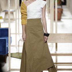 Falda larga camel de Juanjo Oliva otoño/invierno 2018/2019 en la Madrid Fashion Week