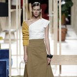 Falda larga camel de Juanjo Oliva otoño/invierno 2018/2019 en la Madrid Fashion Week