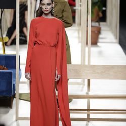 Vestido rojo de Juanjo Oliva otoño/invierno 2018/2019 en la Madrid Fashion Week