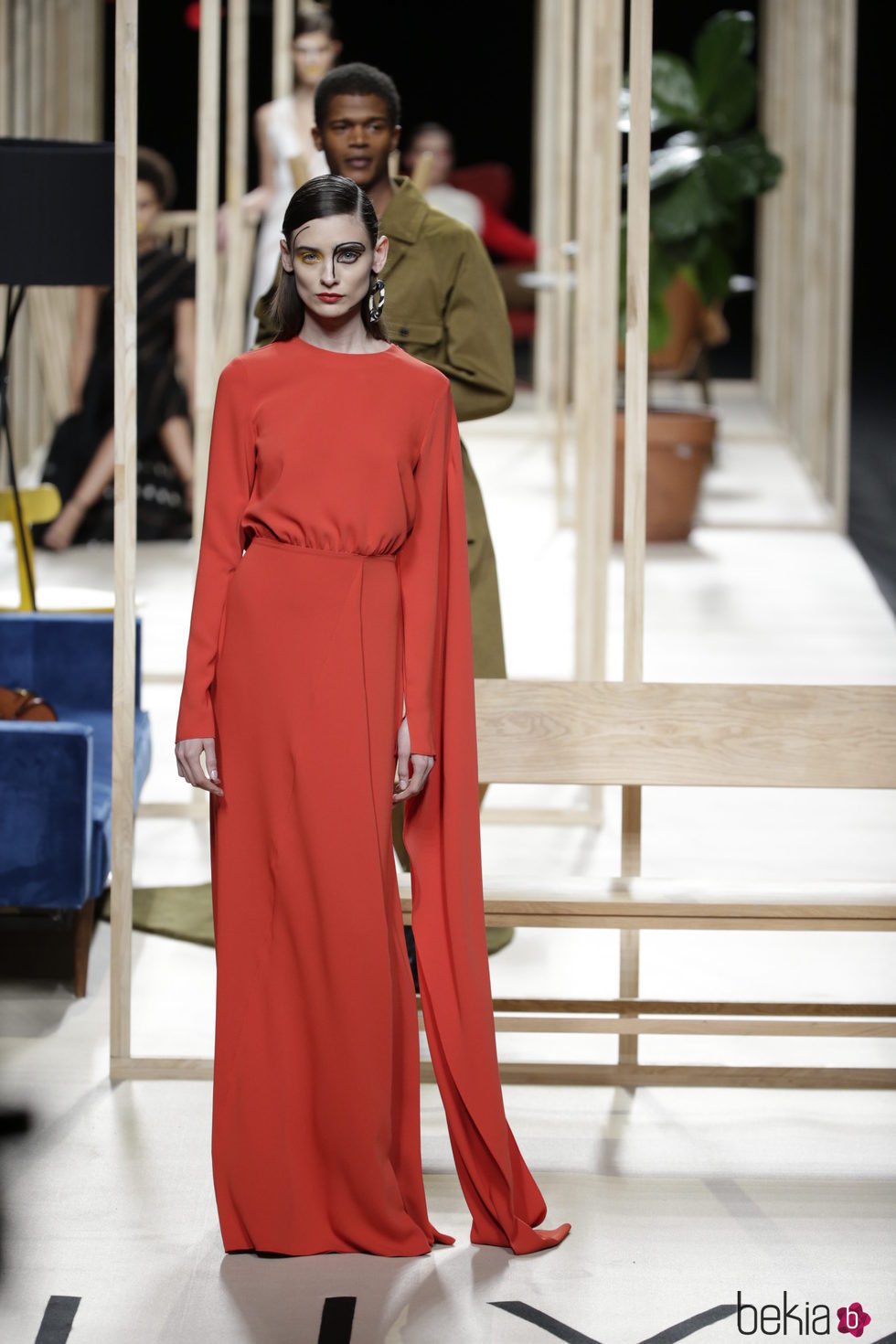 Vestido rojo de Juanjo Oliva otoño/invierno 2018/2019 en la Madrid Fashion Week