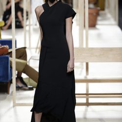 Vestido negro de Juanjo Oliva otoño/invierno 2018/2019 en la Madrid Fashion Week