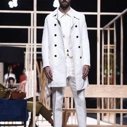 Traje masculino blanco de Juanjo Oliva otoño/invierno 2018/2019 en la Madrid Fashion Week