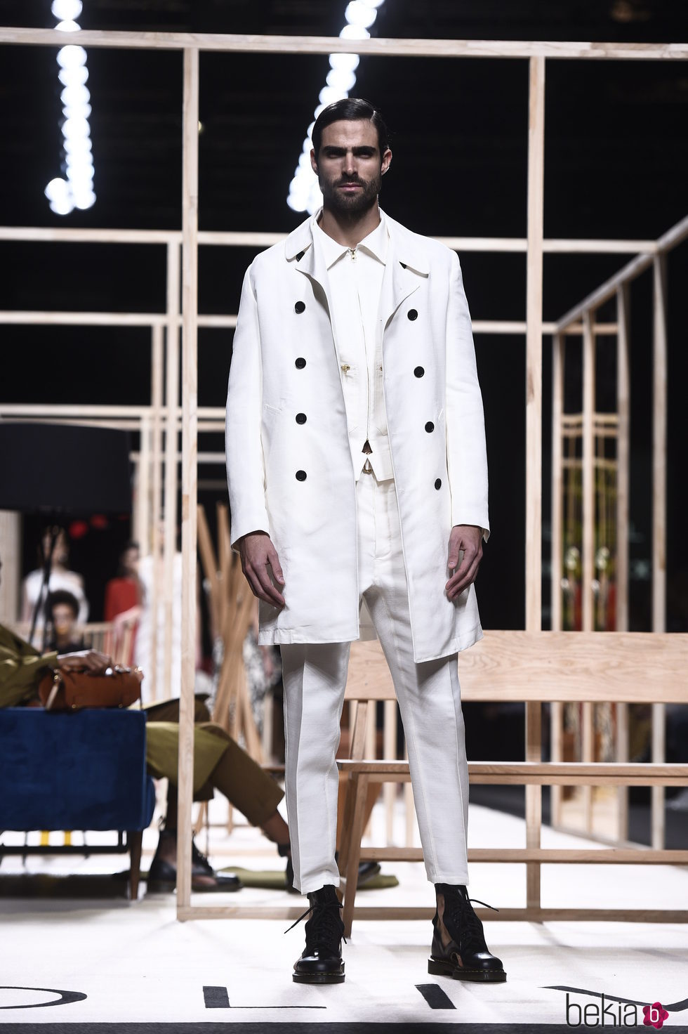 Traje masculino blanco de Juanjo Oliva otoño/invierno 2018/2019 en la Madrid Fashion Week