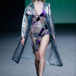 Vestido y abrigo transparente de Custo Barcelona colección otoño/invierno 2018/2019 para Madrid Fashion Week