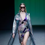 Vestido y abrigo transparente de Custo Barcelona colección otoño/invierno 2018/2019 para Madrid Fashion Week
