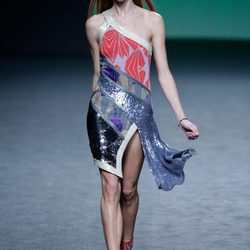 Vestido asimétrico de Custo Barcelona colección otoño/invierno 2018/2019 para Madrid Fashion Week