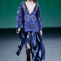 Blusa y falda azul de Custo Barcelona colección otoño/invierno 2018/2019 para Madrid Fashion Week