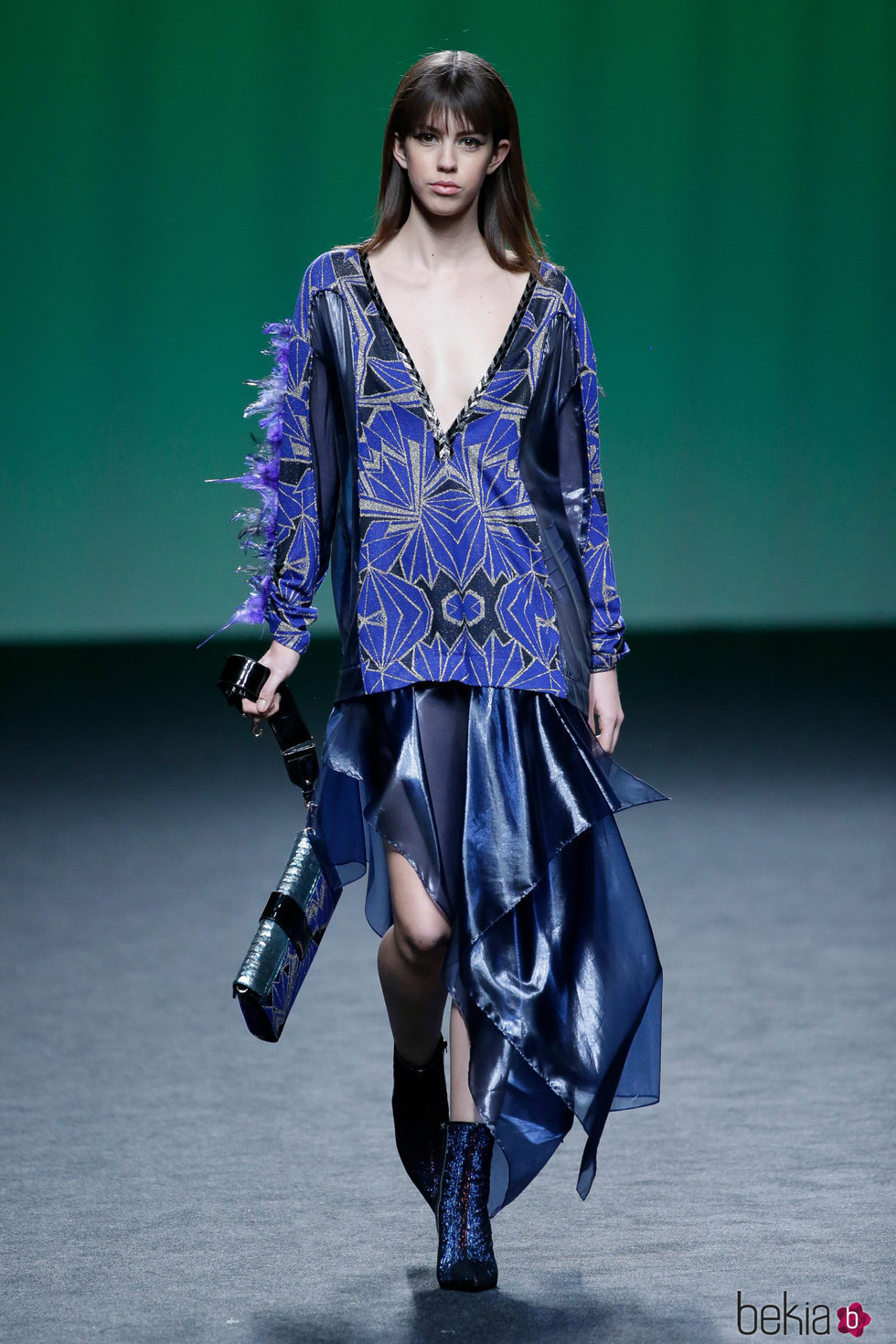Blusa y falda azul de Custo Barcelona colección otoño/invierno 2018/2019 para Madrid Fashion Week