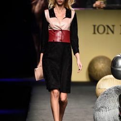 Vestido con cuello de Ion Fiz colección otoño/invierno 2018/2019 en Madrid Fashion Week