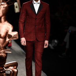 Traje masculino rojo de Ion Fiz colección otoño/invierno 2018/2019 en Madrid Fashion Week