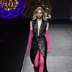 Vestido negro de lentejuelas e Juana Martín colección otoño/invierno 2018/2019 en Madrid Fashion Week