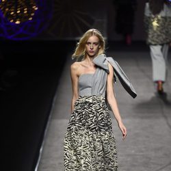 Vestido gris y dorado asimétrico de Juana Martín colección otoño/invierno 2018/2019 en Madrid Fashion Week
