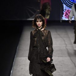 Vestido negro de volantes de Juana Martín colección otoño/invierno 2018/2019 en Madrid Fashion Week