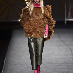 Chaquetón de pelo marrón de Juana Martín colección otoño/invierno 2018/2019 en Madrid Fashion Week