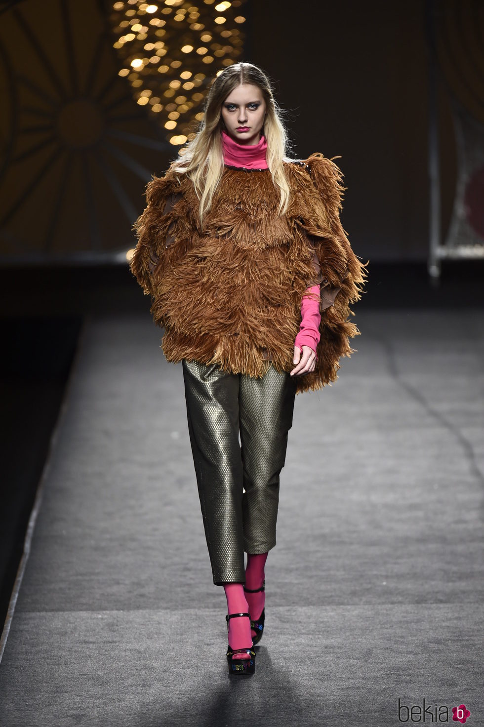 Chaquetón de pelo marrón de Juana Martín colección otoño/invierno 2018/2019 en Madrid Fashion Week