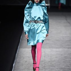 Vestido azul y medias flúor de Juana Martín colección otoño/invierno 2018/2019 en Madrid Fashion Week