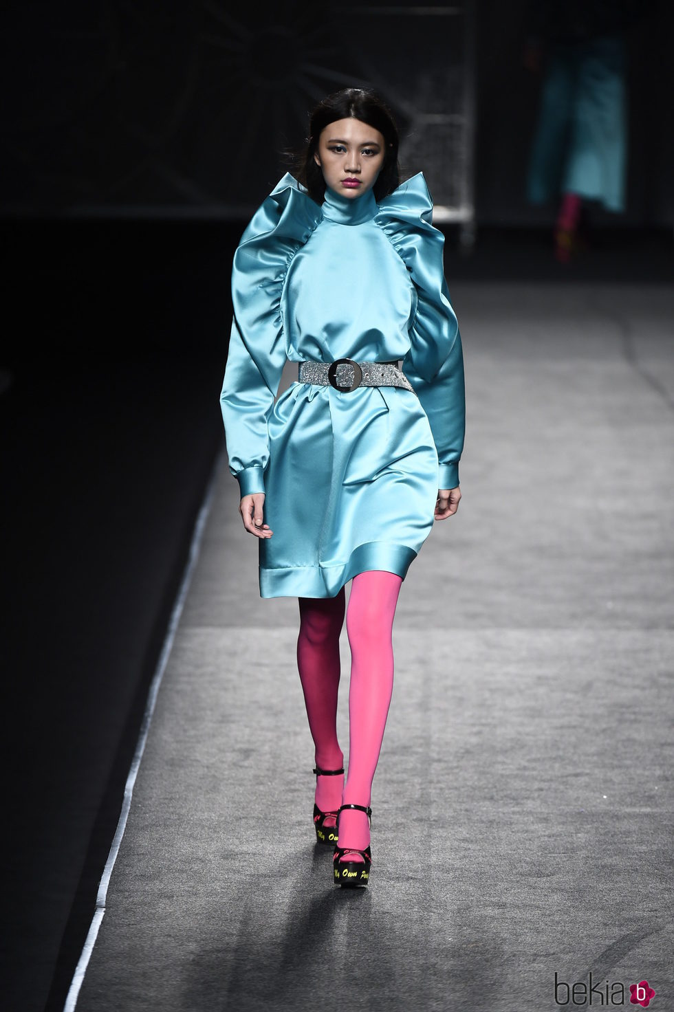 Vestido azul y medias flúor de Juana Martín colección otoño/invierno 2018/2019 en Madrid Fashion Week