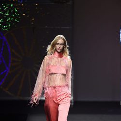 Pantalón y crop top con transparencia y flecos rosa de Juana Martín colección otoño/invierno 2018/2019 en Madrid Fashion Week