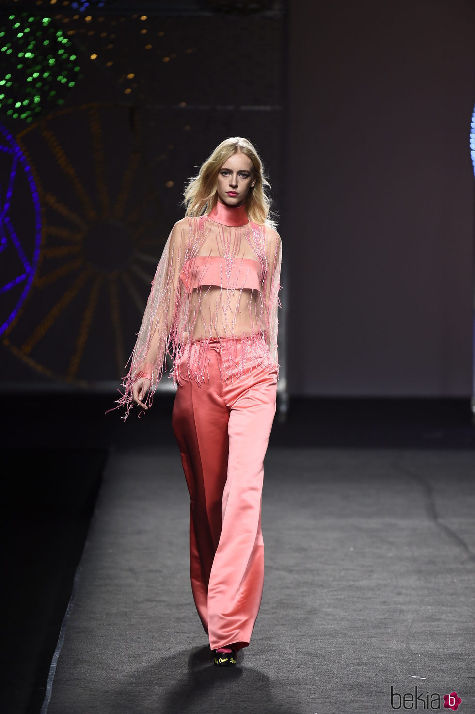 Pantalón y crop top con transparencia y flecos rosa de Juana Martín colección otoño/invierno 2018/2019 en Madrid Fashion Week