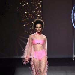 Vestido rosa transparente de flecos de Juana Martín colección otoño/invierno 2018/2019 en Madrid Fashion Week
