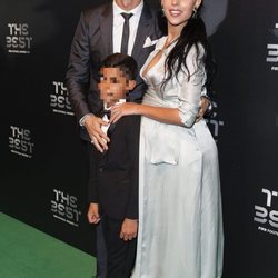 Georgina Rodríguez vestida de Ángel Schlesser junto a Cristiano Ronaldo y su hijo en la gala The Best FIFA 2017