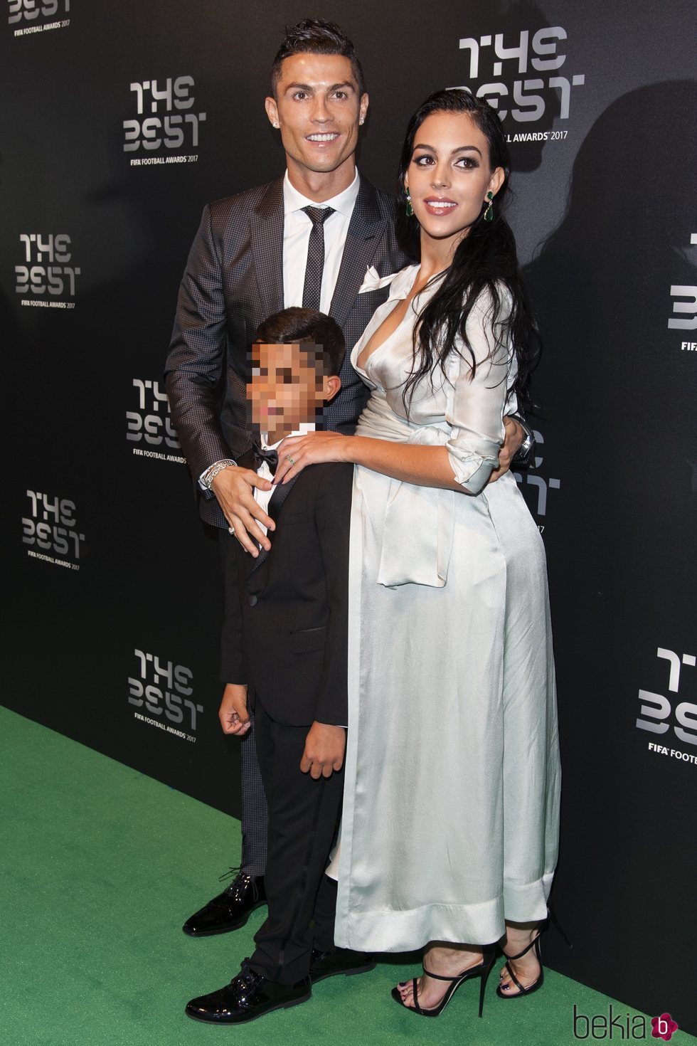 Georgina Rodríguez vestida de Ángel Schlesser junto a Cristiano Ronaldo y su hijo en la gala The Best FIFA 2017