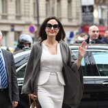 Angelina Jolie con un traje blanco y un bolso marrón