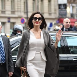 Angelina Jolie con un traje blanco y un bolso marrón