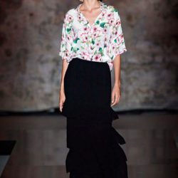 Conjunto de falda negra con camisa de flores de Lebor Gabala de la temporada primavera/verano 2018
